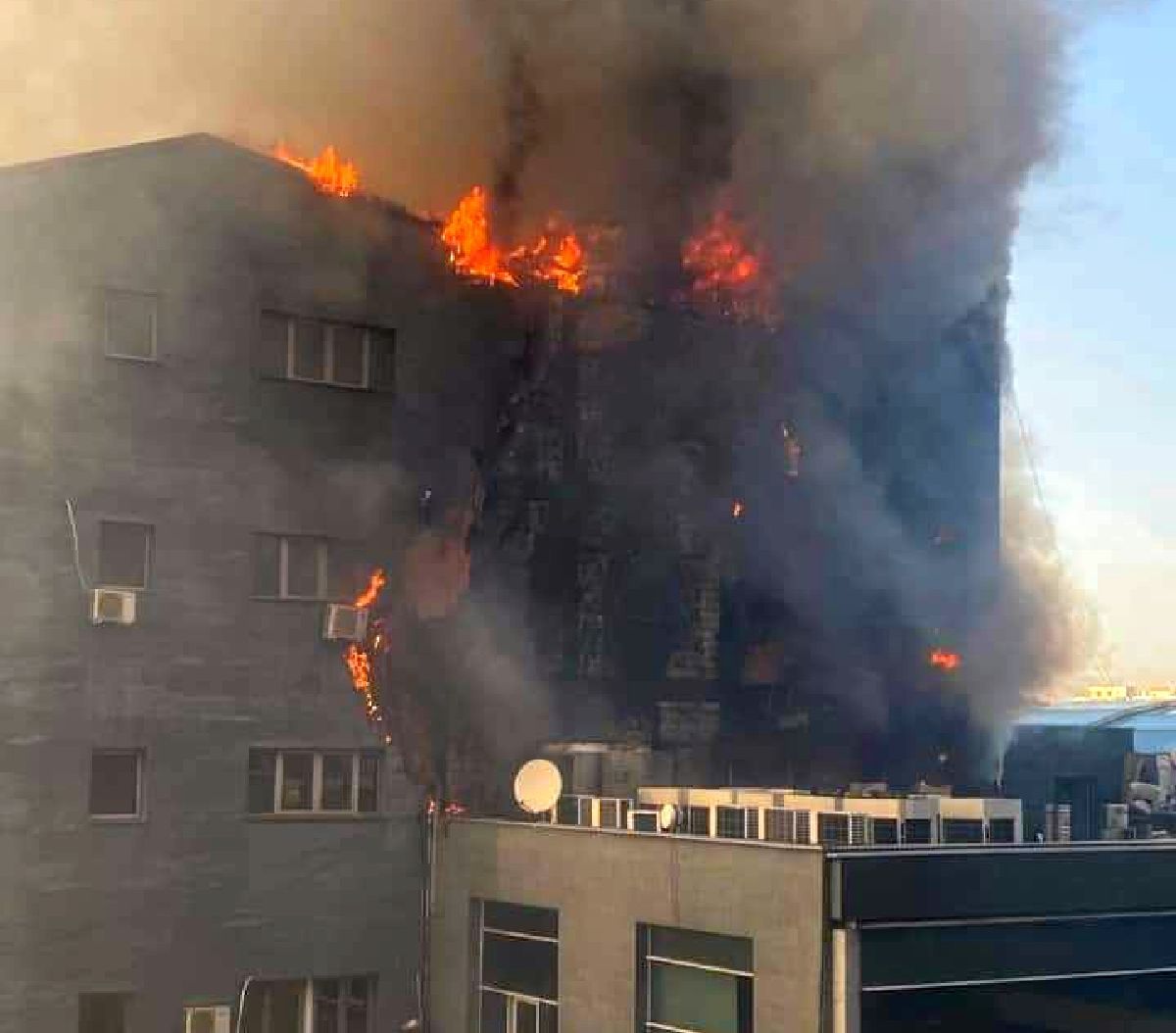 Incendiu puternic la un centru comercial din București » Clădirea, distrusă de flăcări