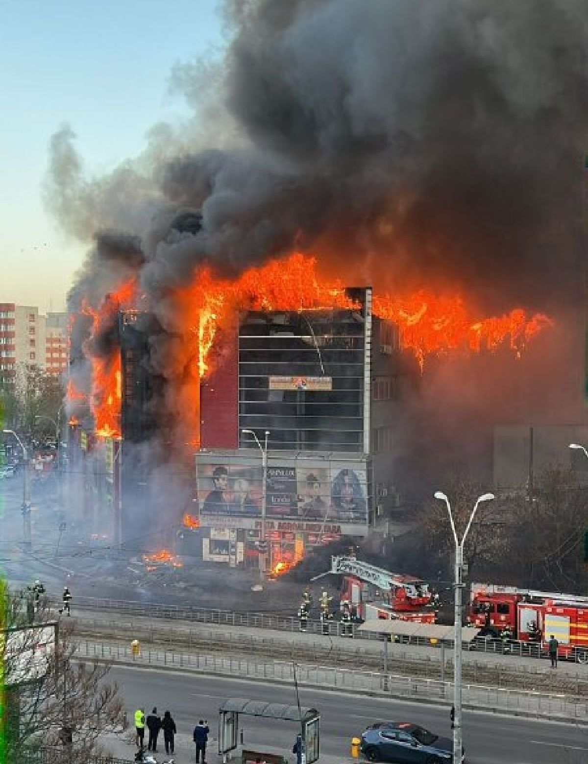 Incendiu puternic la un centru comercial din București » Clădirea, distrusă de flăcări