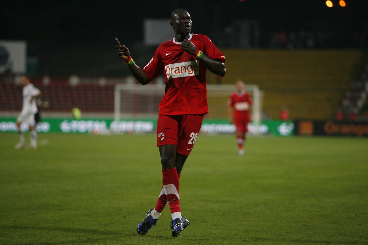 Ousmane N'Doye la 44 de ani » Palme în serie în vestiar, o înțelegere haioasă cu Șumudică și cum s-a rătăcit în Poiana Brașov: „Poate s-a întâlnit cu ursul”