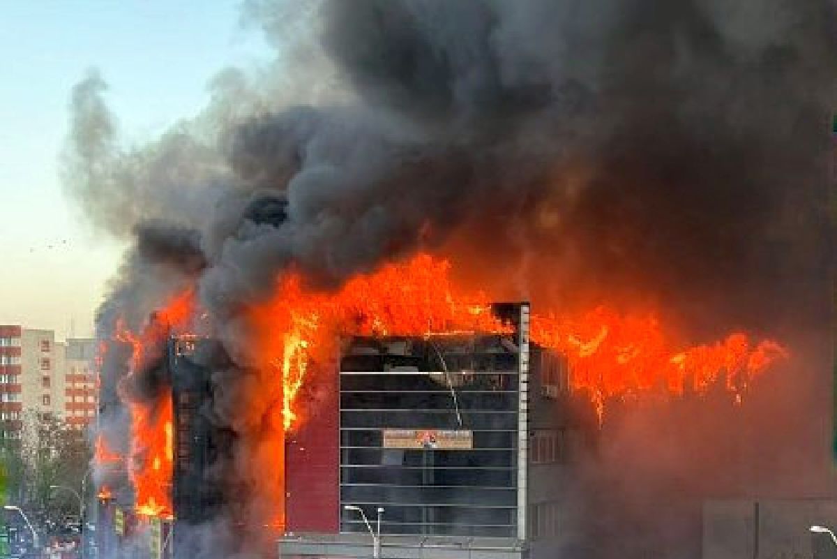 Incendiu puternic la un centru comercial din București » Clădirea, distrusă de flăcări