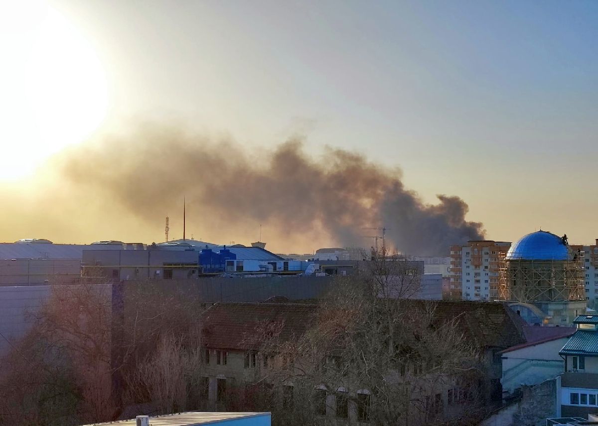Incendiu puternic la un centru comercial din București