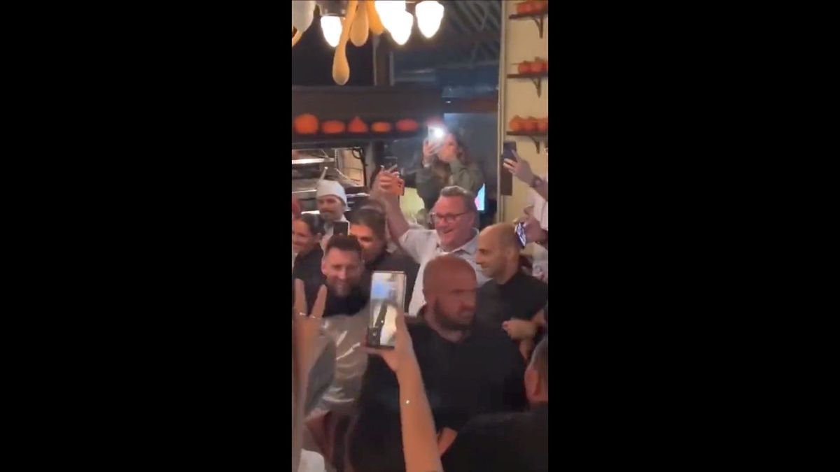 Leo Messi a creat isterie în Argentina » Scos cu poliția din restaurant