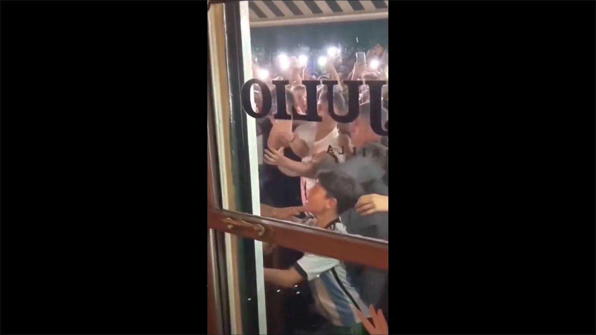 Leo Messi a creat isterie în Argentina » Scos cu poliția din restaurant