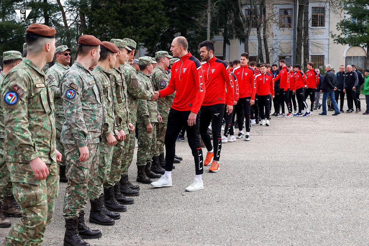 Imagini inedite cu jucătorii lui Mircea Rednic în tancuri și cu armament de luptă în mână