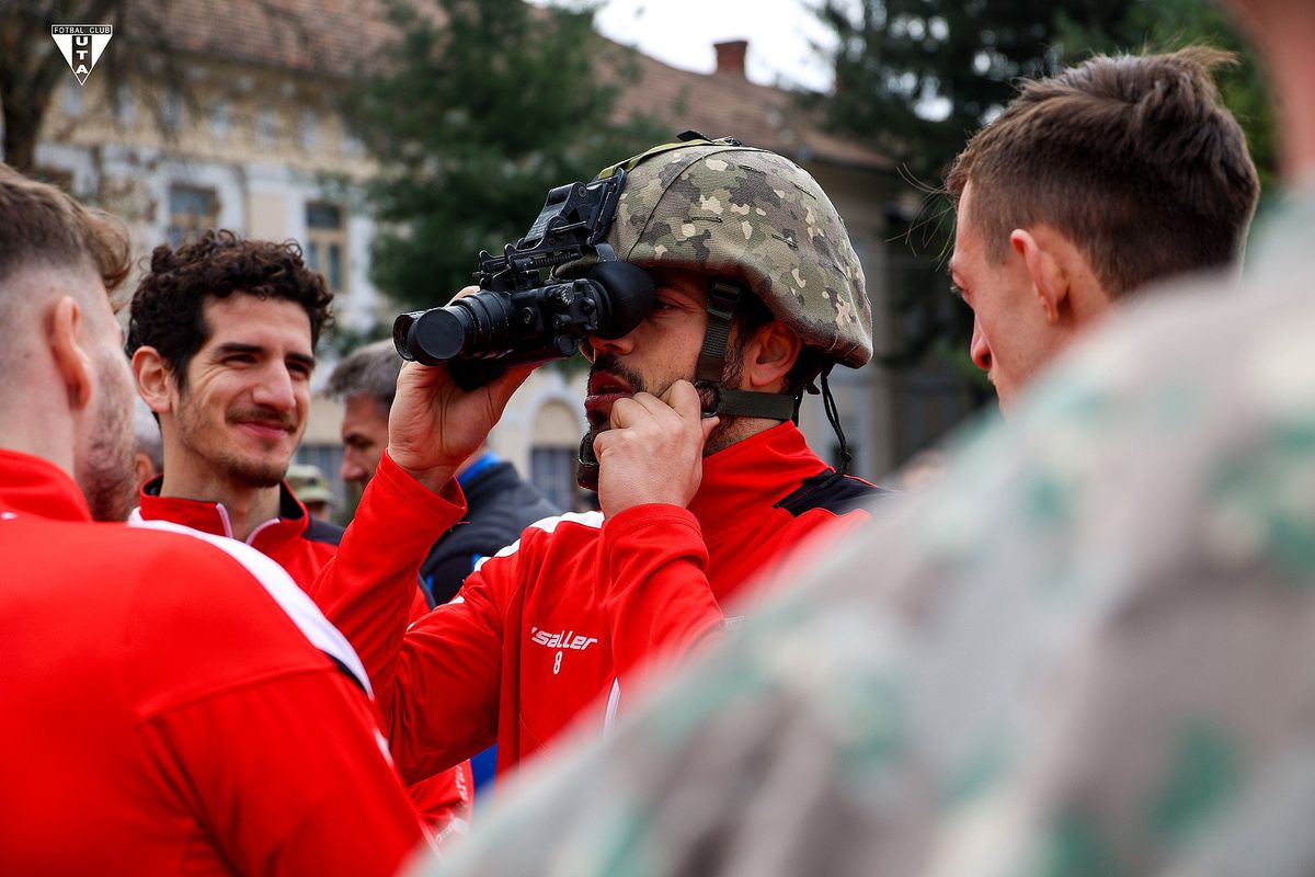 Imagini inedite cu jucătorii lui Mircea Rednic în tancuri și cu armament de luptă în mână