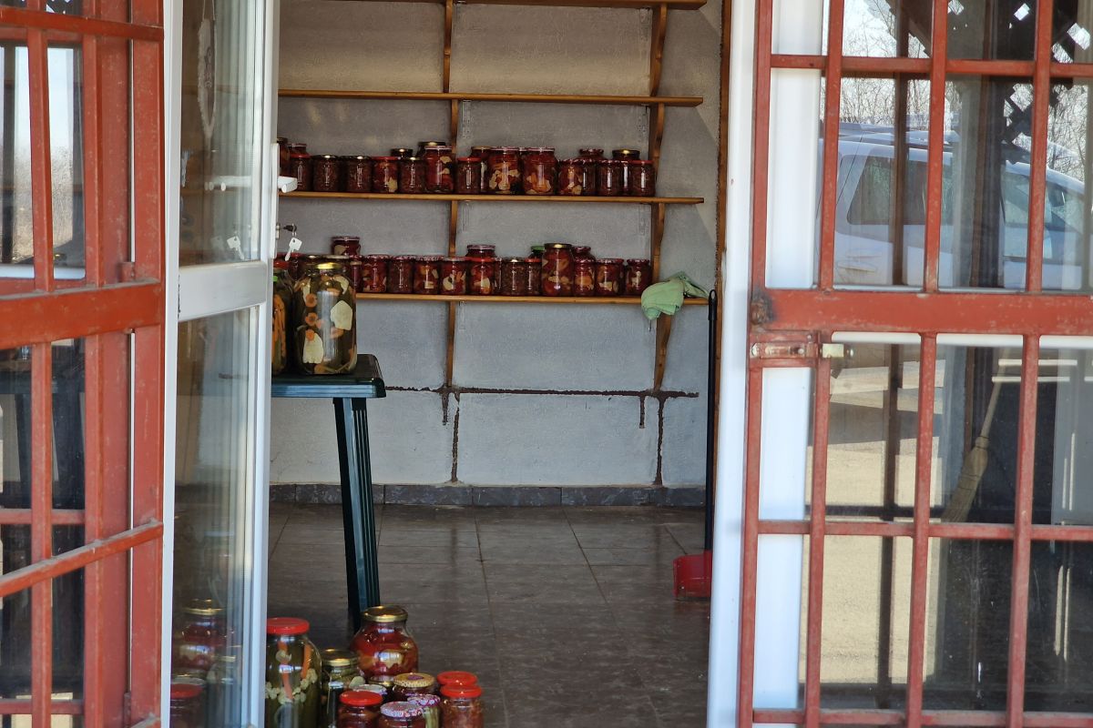 Magazin cu murături și barăci fără autorizație în baza sportivă de 300.000 de euro!