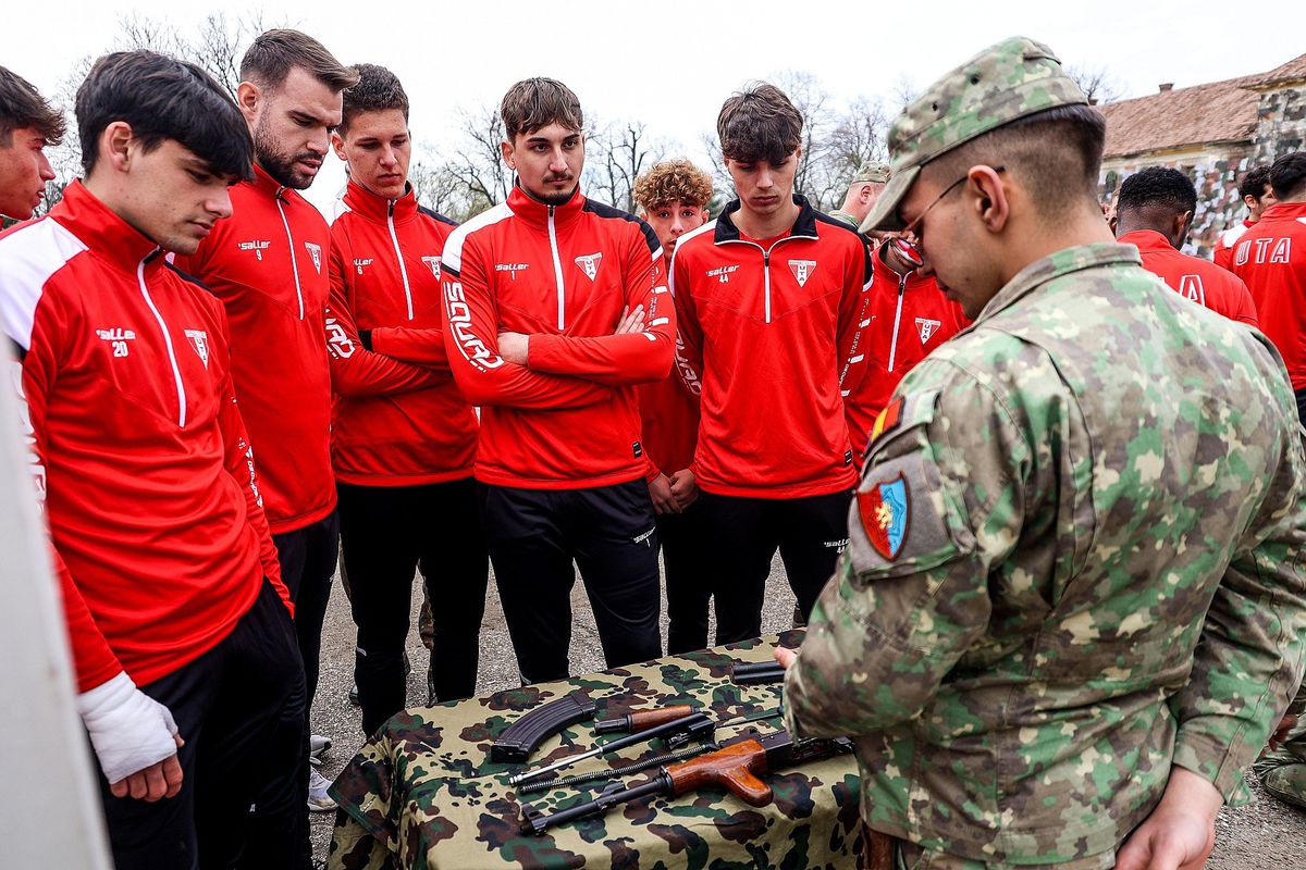 Imagini inedite cu jucătorii lui Mircea Rednic în tancuri și cu armament de luptă în mână