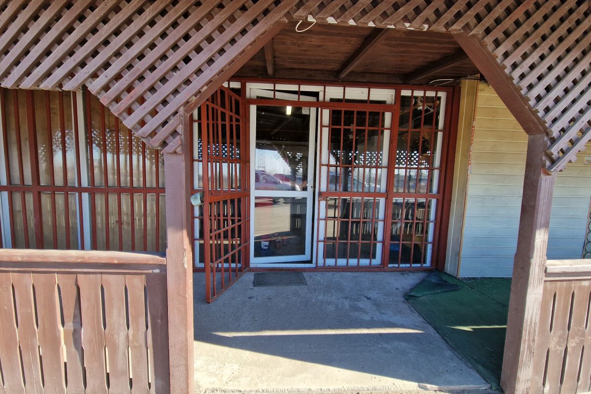 Magazin cu murături și barăci fără autorizație în baza sportivă de 300.000 de euro!