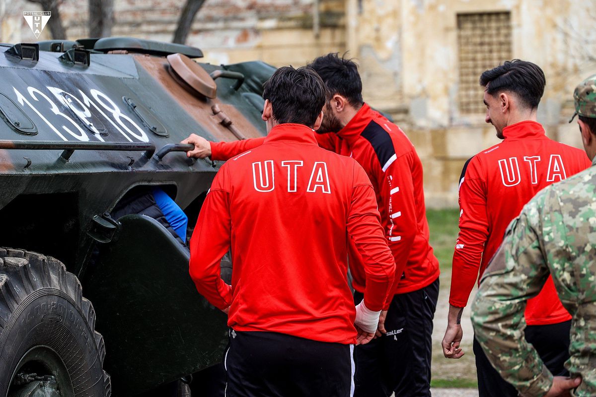 Imagini inedite cu jucătorii lui Mircea Rednic în tancuri și cu armament de luptă în mână