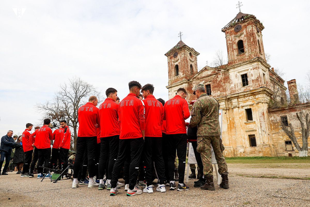 Imagini inedite cu jucătorii lui Mircea Rednic în tancuri și cu armament de luptă în mână