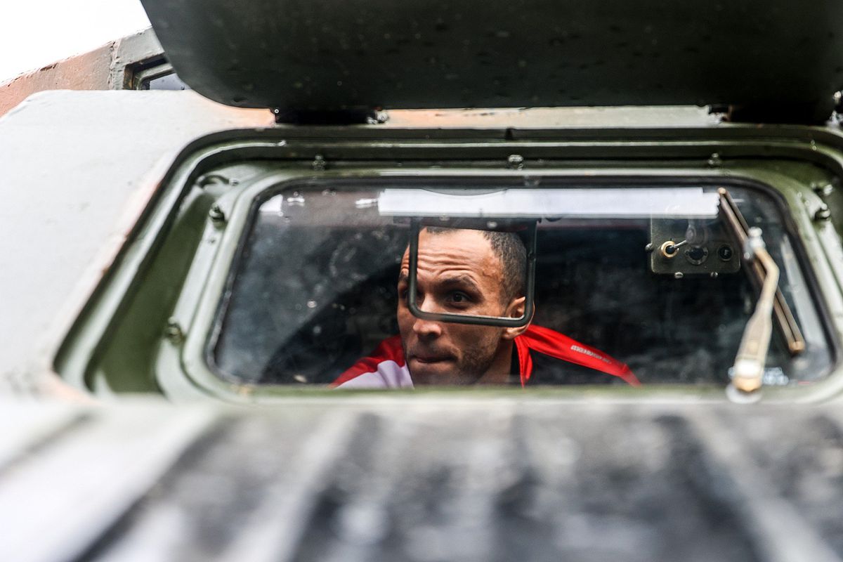 Imagini inedite cu jucătorii lui Mircea Rednic în tancuri și cu armament de luptă în mână