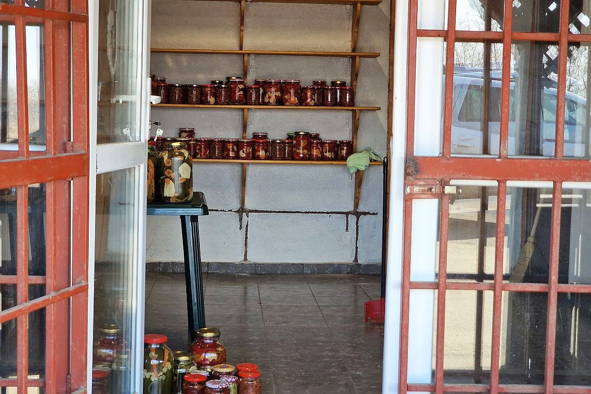 Magazin cu murături și barăci fără autorizație în baza sportivă de 300.000 de euro!