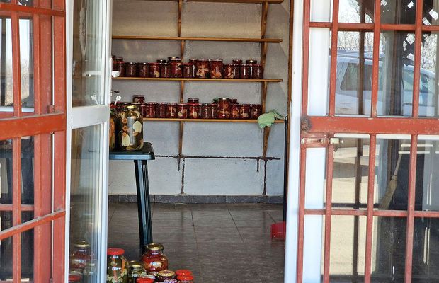 Magazin cu murături și barăci fără autorizație în baza sportivă de 300.000 de euro!