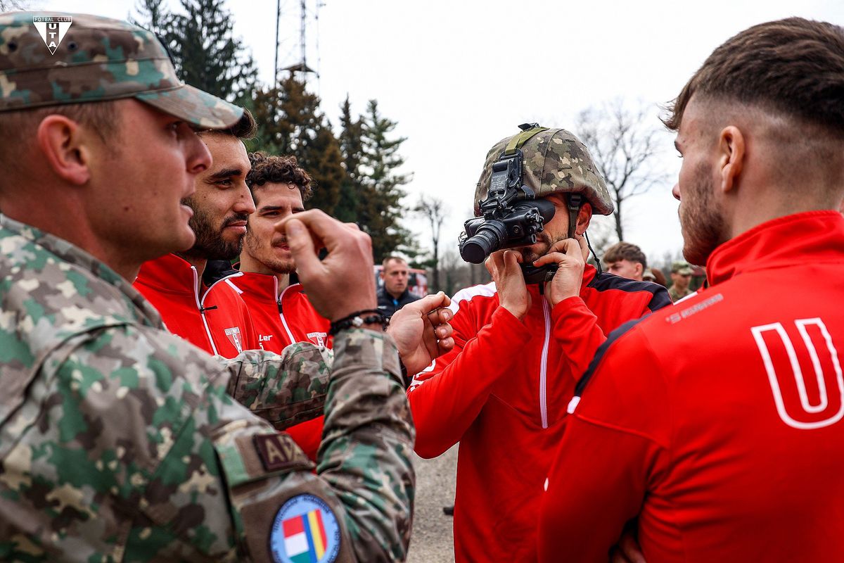 Imagini inedite cu jucătorii lui Mircea Rednic în tancuri și cu armament de luptă în mână