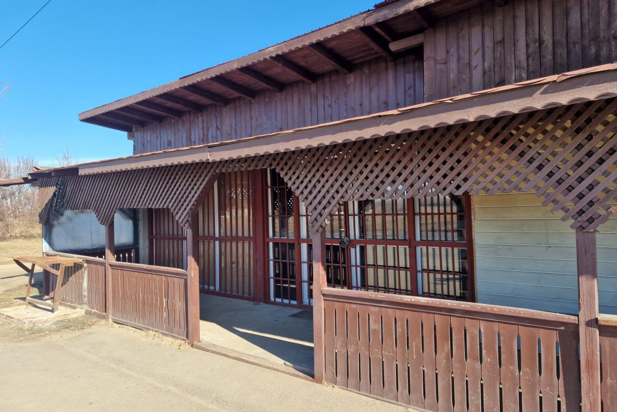 Magazin cu murături și barăci fără autorizație în baza sportivă de 300.000 de euro!