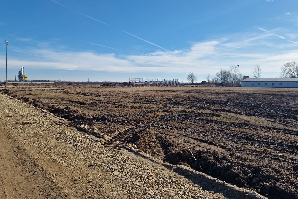 Magazin cu murături și barăci fără autorizație în baza sportivă de 300.000 de euro!