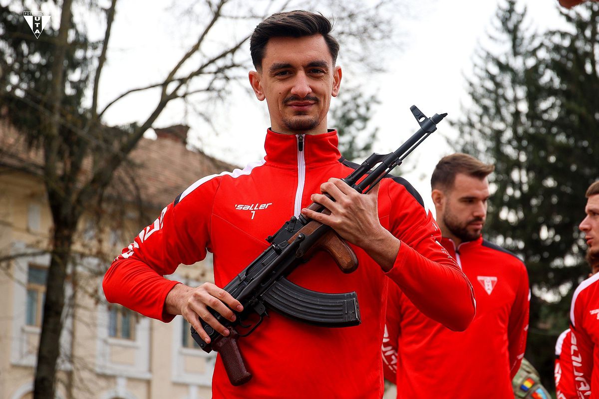 Imagini inedite cu jucătorii lui Mircea Rednic în tancuri și cu armament de luptă în mână