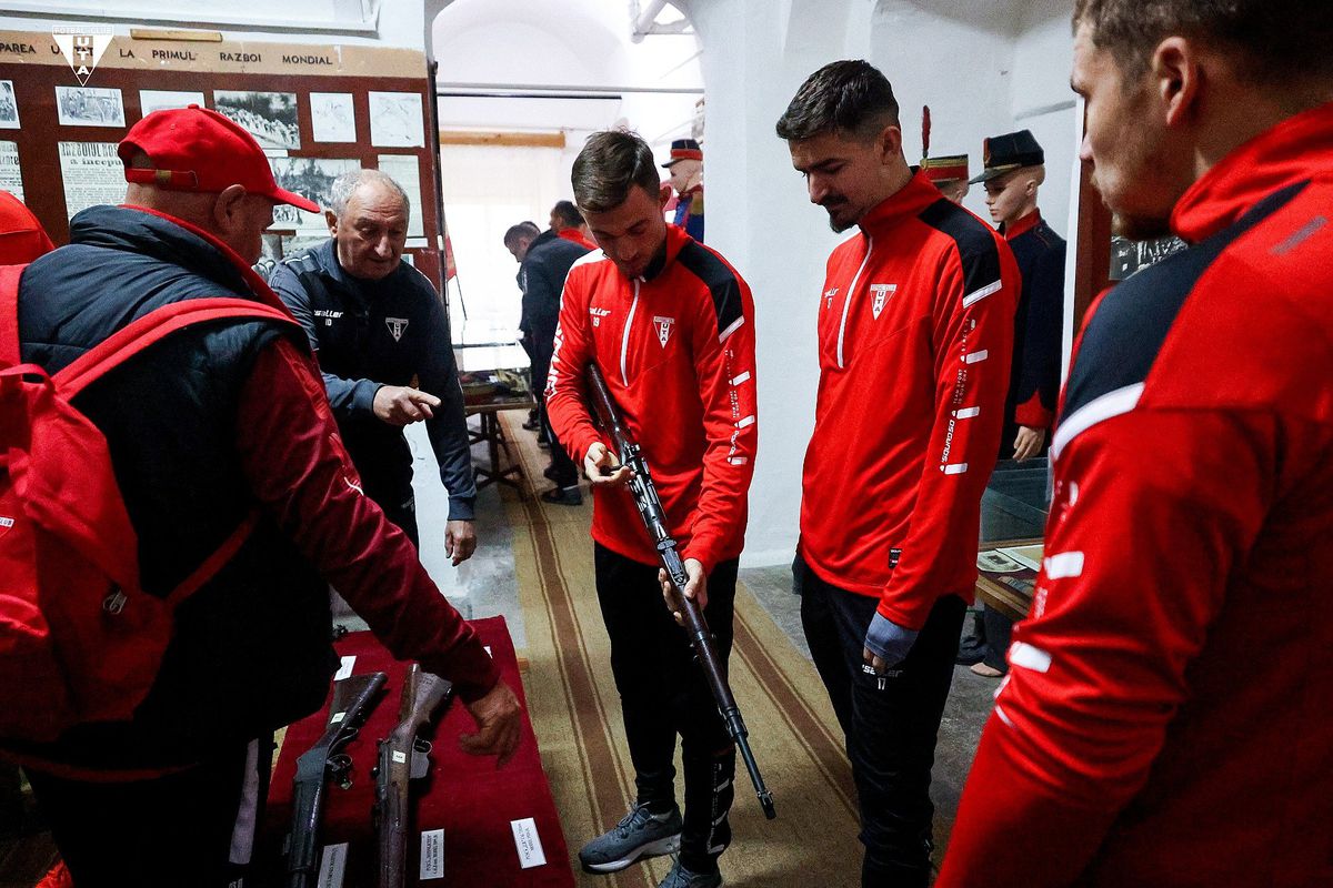 Imagini inedite cu jucătorii lui Mircea Rednic în tancuri și cu armament de luptă în mână