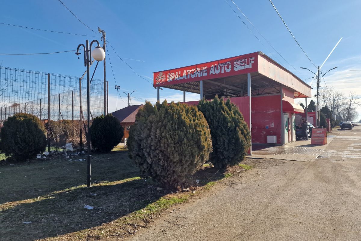 Magazin cu murături și barăci fără autorizație în baza sportivă de 300.000 de euro!