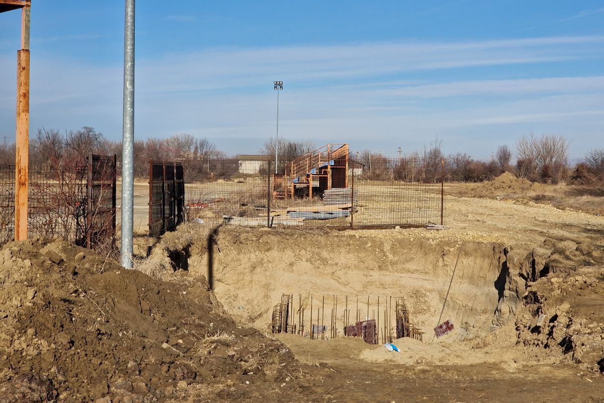 Magazin cu murături și barăci fără autorizație în baza sportivă de 300.000 de euro!