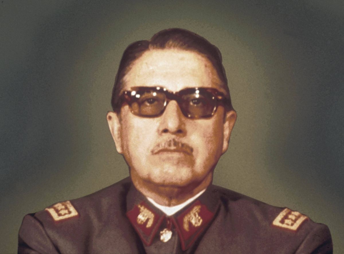 Carlos Caszely - Augusto Pinochet