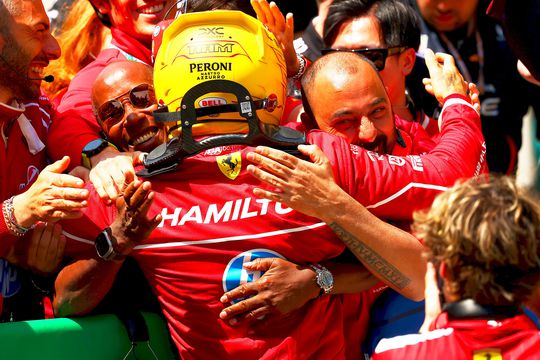 Lewis Hamilton a dat o lecție de tactică în cursa sprint de pe circuitul din Shanghai, reușind prima sa victorie ca pilot Ferrari