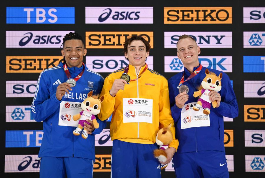 Armand Duplantis, pentru a treia campion mondial în sală, a ajuns la 102 sărituri cu prăjina de peste 6,00 metri!