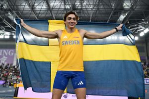 Armand Duplantis, pentru a treia campion mondial în sală, a ajuns la 102 sărituri cu prăjina de peste 6,00 metri!