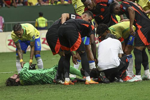 Portarul brazilian Alisson Becker n-a mai putut continua meciul cu Columbia (2-1), fiind scos de pe teren cu comoție cerebrală / Foto: Imago