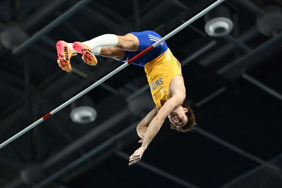 Armand Duplantis în acțiune la CM indoor 2025 Foto: Guliver/GettyImages Armand Duplantis, Sportivul Anului la Gala Laureus, și crezul său: „Nu îți poți permite să-ți fie frică. Asta te-ar distruge”