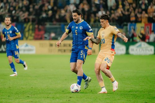Dennis Man, în duel cu Sead Kolasinac, în România - Bosnia-Herțegovina 0-1 / Foto: Imago