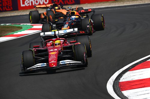 Lewis Hamilton în fața lui Oscar Piastri și Max Verstappen, foto: Guliver/gettyimages