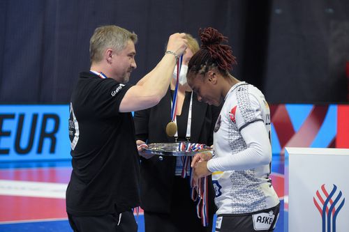 Rapid va fi antrenată din sezonul viitor de francezul Laurent Bezeau (56 de ani).