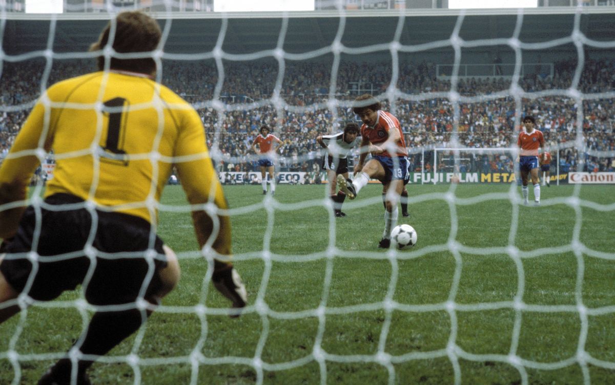 Carlos Caszely - Augusto Pinochet