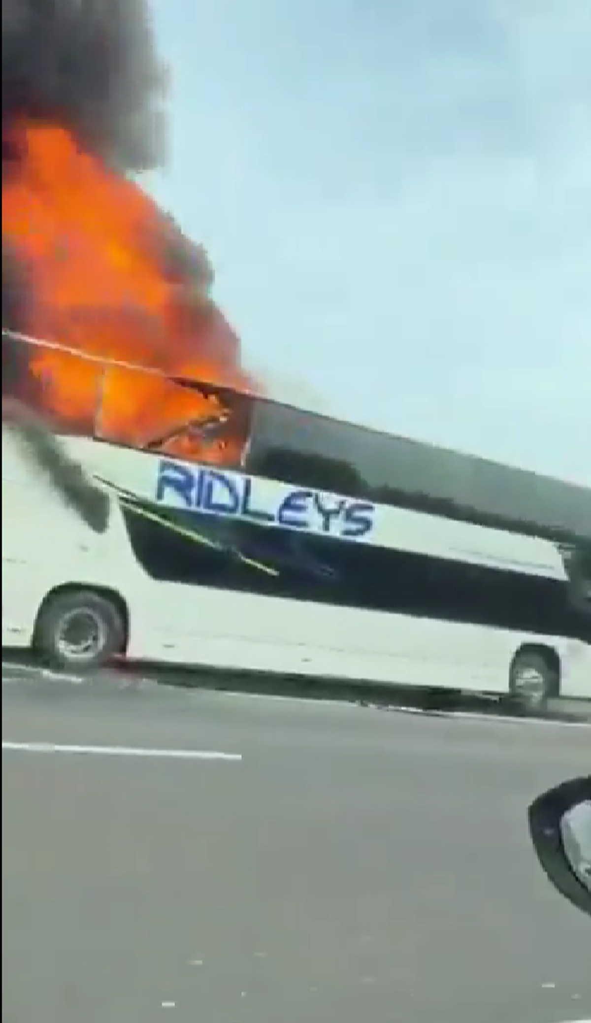 Panică pe autostradă: autocar cu fani de la Manchester City, cuprins de flăcări în drumul către Wembley
