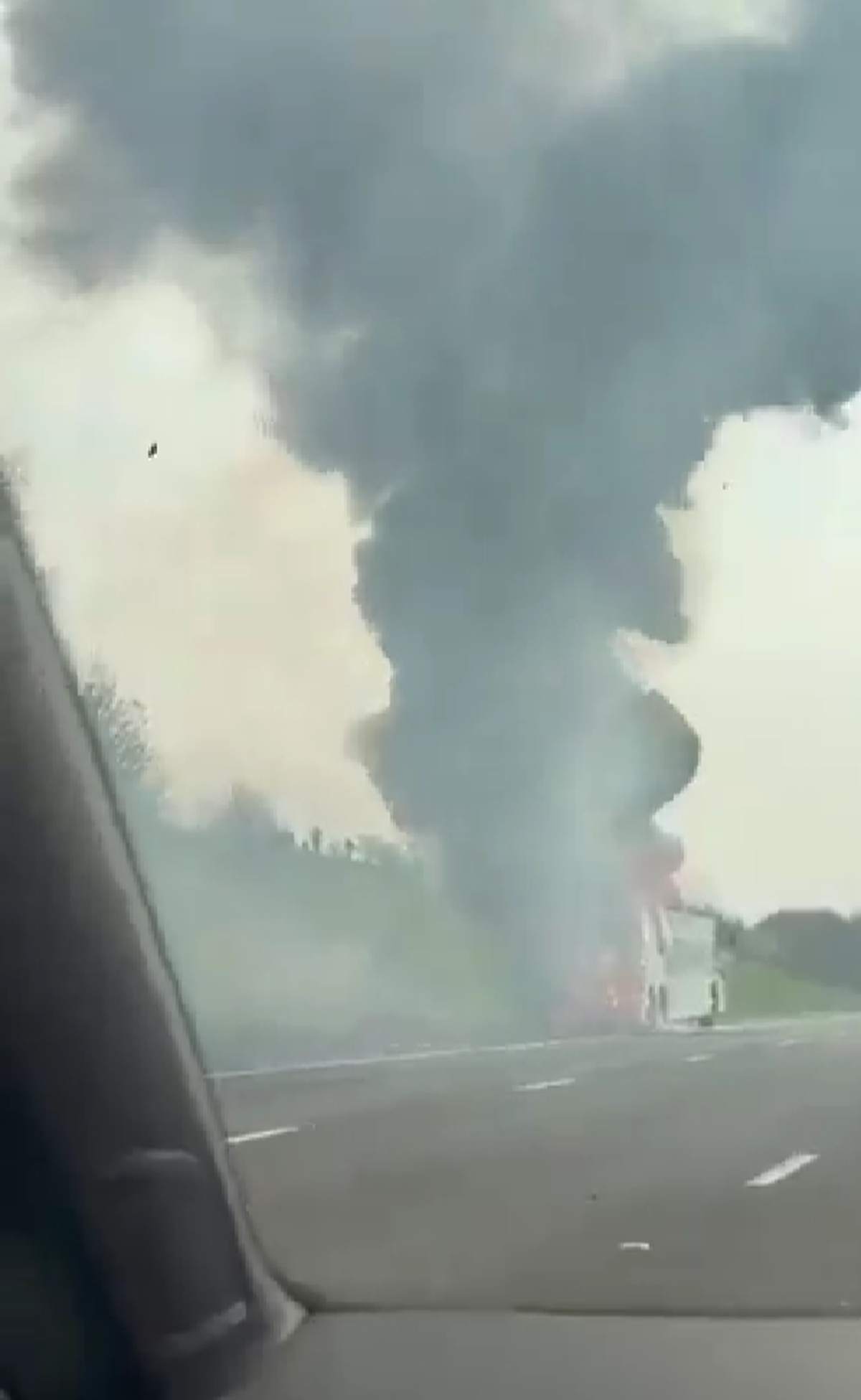 Panică pe autostradă: autocar cu fani de la Manchester City, cuprins de flăcări în drumul către Wembley