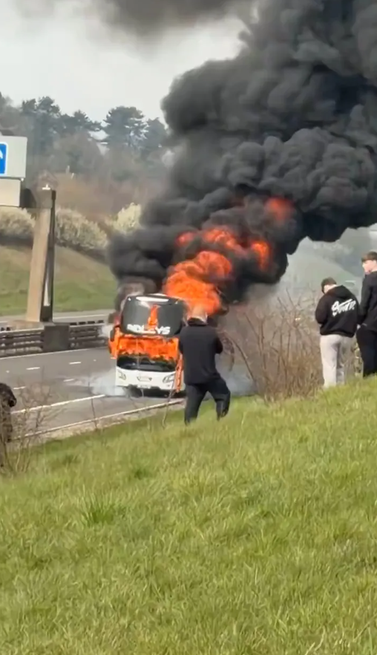 Panică pe autostradă: autocar cu fani de la Manchester City, cuprins de flăcări în drumul către Wembley