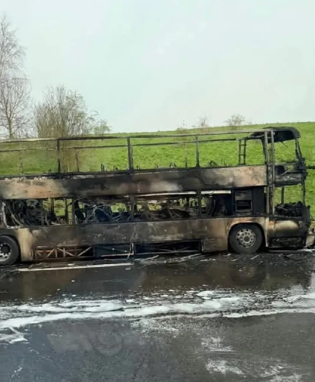 Panică pe autostradă: autocar cu fani de la Manchester City, cuprins de flăcări în drumul către Wembley
