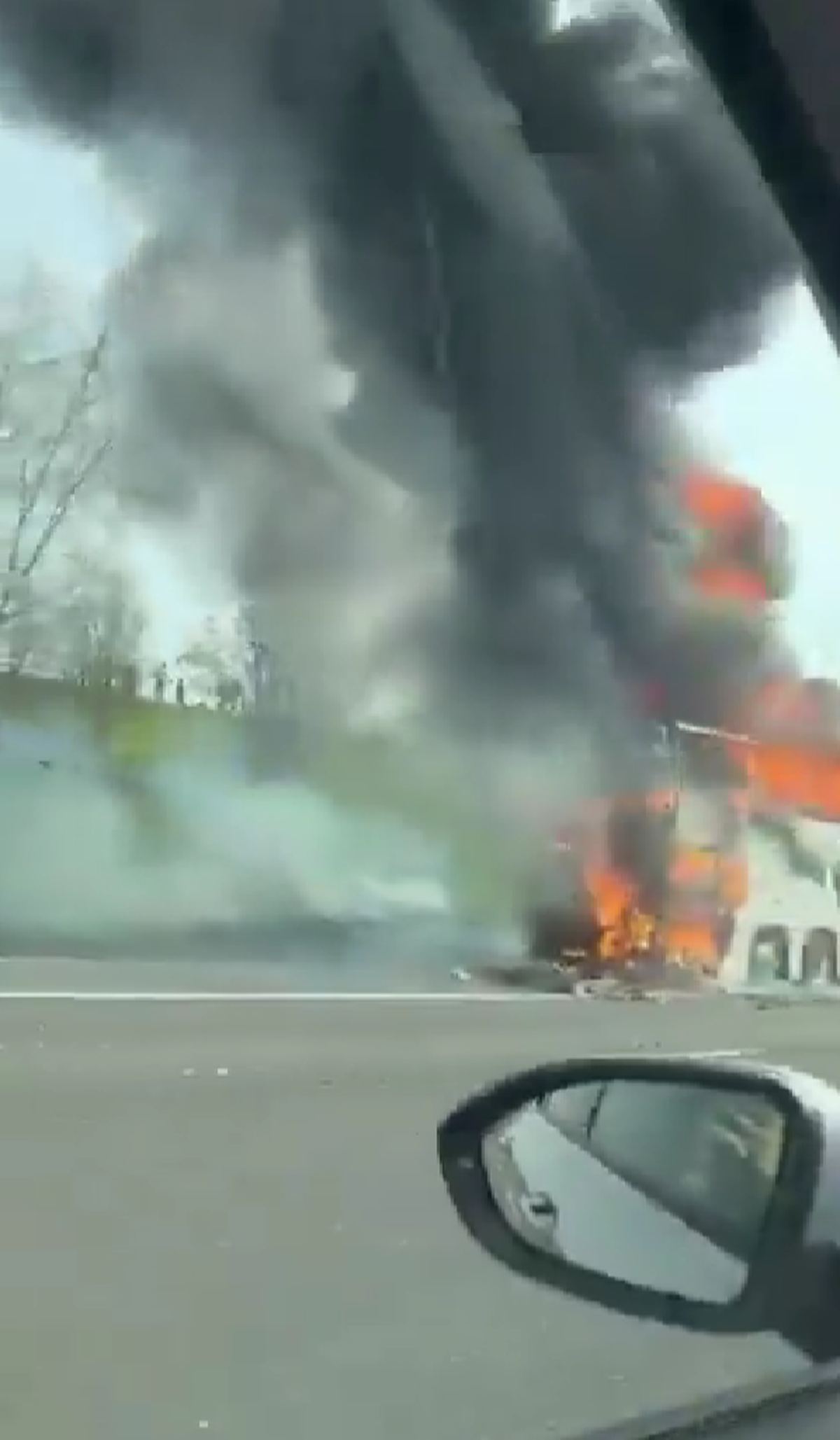 Panică pe autostradă: autocar cu fani de la Manchester City, cuprins de flăcări în drumul către Wembley