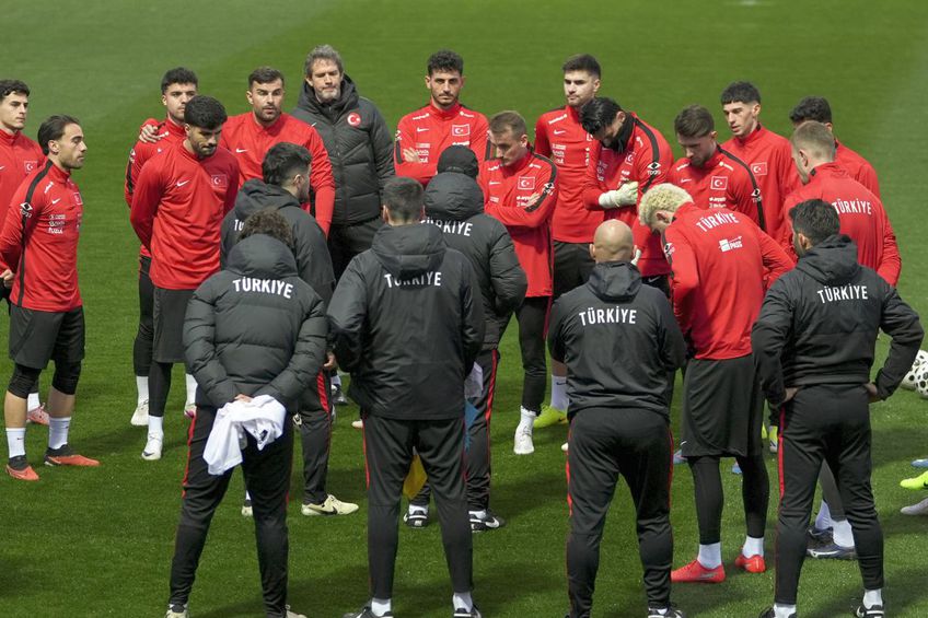 Vincenzo Montella, în mijlocul jucătorilor turci. Foto: Imago Images