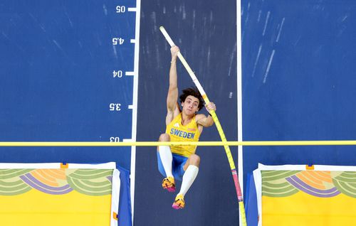 Armand Duplantis privitide sus FOTO Guliver/GettyImages