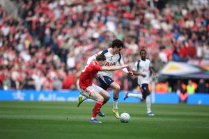 Tottenham - Nottingham Forest » Radu Drăgușin, rezervă în duelul pentru salvarea de la retrogradare