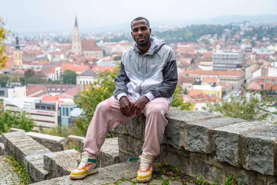 Romario Pires pozând pentru Gazeta Sporturilor cu panorama Clujului pe fundal Care este avantajul lui U Cluj în lupta pentru titlu: „De aceea este realizabil, nu imposibil”