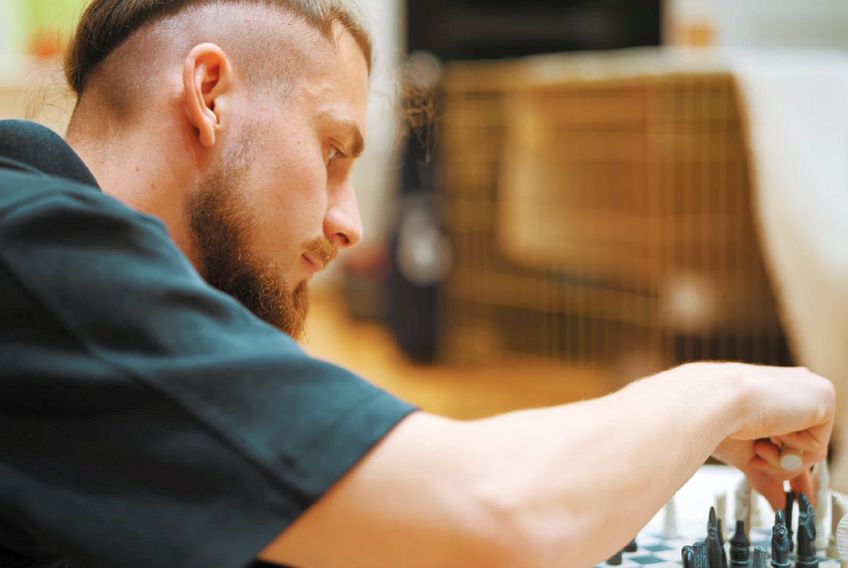 Radu Drăgușin, aici jucând șah cu un set special pentru el