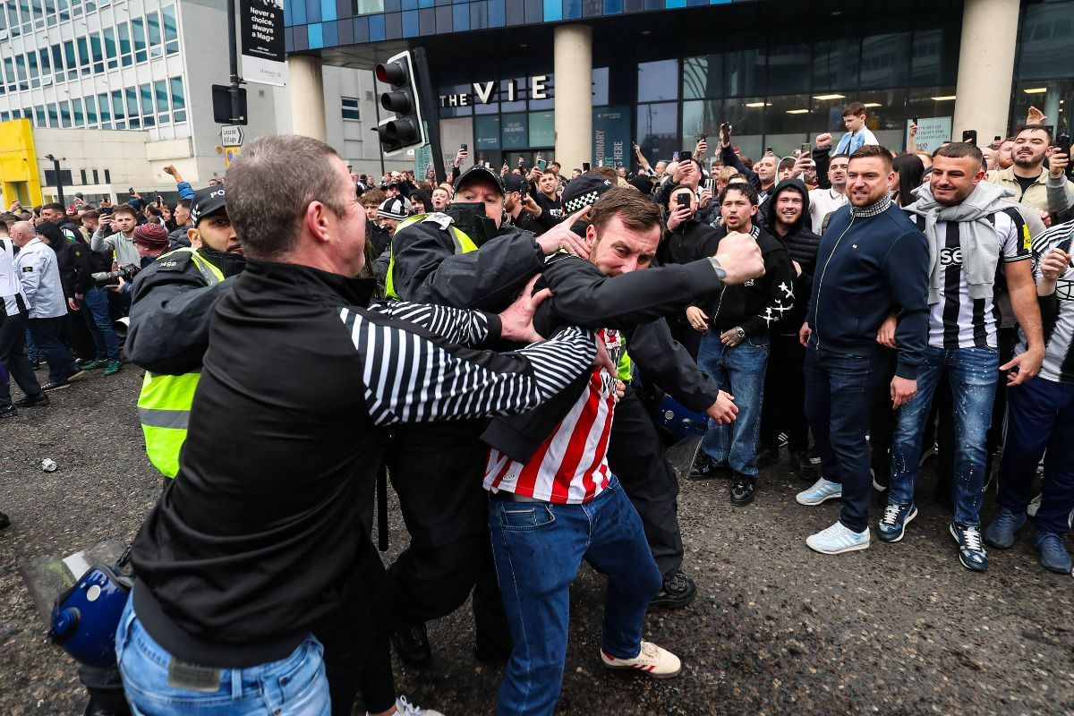 Fanii lui Newcastle și Sunderland, confruntări sângeroase înainte de meci