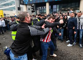 Confruntări sângeroase înainte de Newcastle - Sunderland » Medicii au resuscitat o persoană