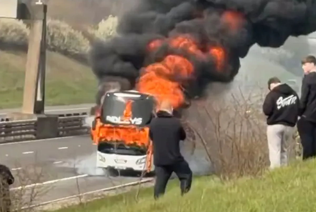 Panică pe autostradă: autocar cu fani de la Manchester City, cuprins de flăcări în drumul către Wembley