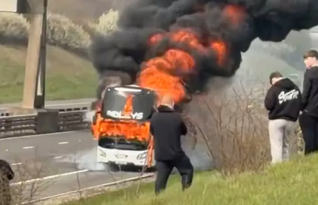 Panică pe autostradă: autocar cu fani de la Manchester City, cuprins de flăcări în drumul către Wembley