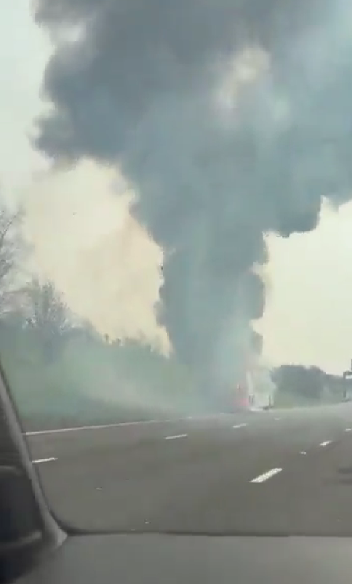Panică pe autostradă: autocar cu fani de la Manchester City, cuprins de flăcări în drumul către Wembley