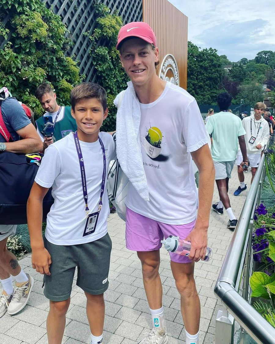 Jaime Alcaraz și Jannik Sinner / Foto: Instagram Fratele de 14 ani al lui Carlos Alcaraz a câștigat turneul de la Murcia cu un punct incredibil